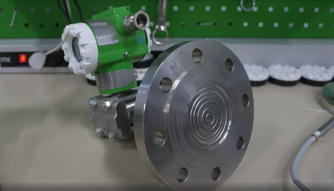 Датчик гидростатического давления ЭМИС-БАР 163 для измерения уровня жидкости в емкости с фланцевым присоединением. Датчик гидростатического давления ЭМИС-БАР 163 для измерения уровня жидкости в емкости с фланцевым присоединением.