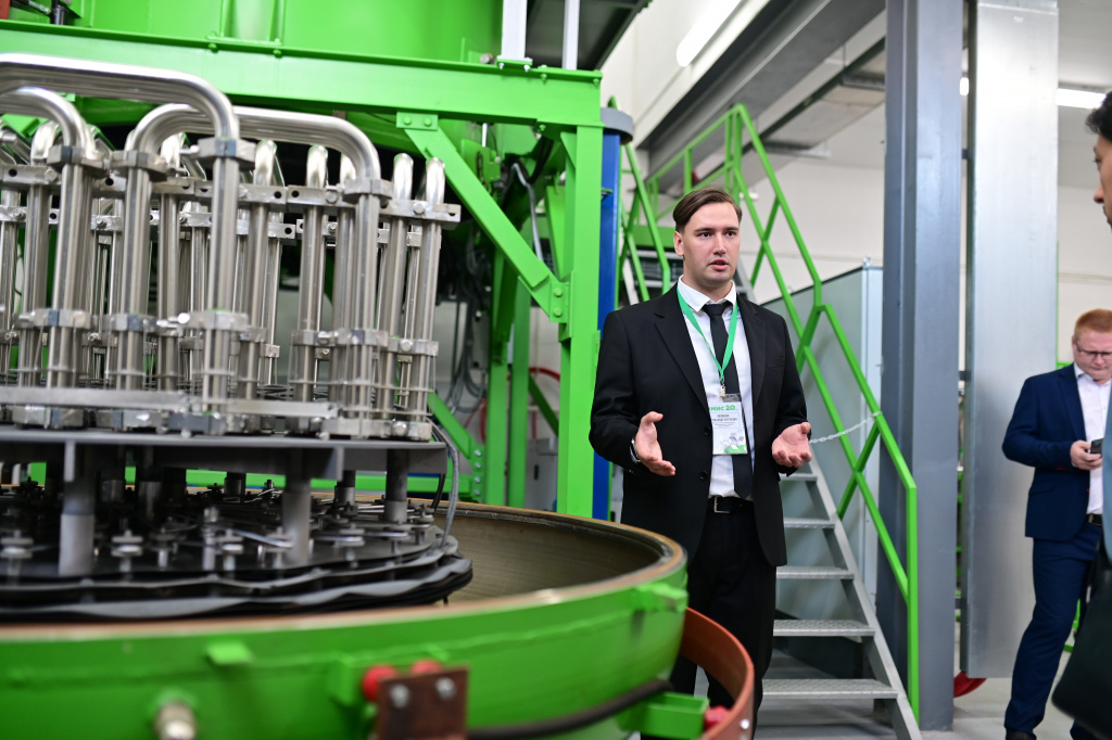 Заместитель начальника инженерного отдела ЗАО «ЭМИС»Александр Сергеевич Овсиенко проводит экскурсию по предприятию для гостей