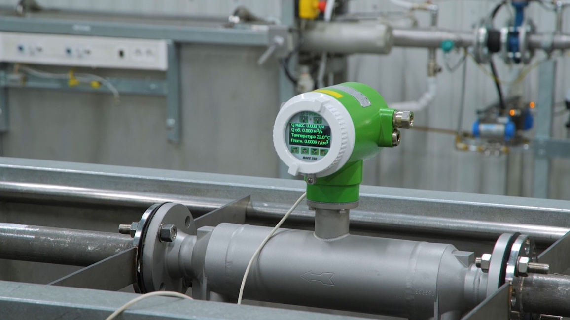 Кориолисовый расходомер ЭМИС-МАСС на трубе Кориолисовый расходомер ЭМИС-МАСС на трубе
