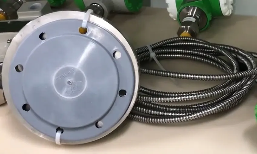 Выносная разделительная мембрана датчика давления с защитной заглушкой на присоединительной поверхности Выносная разделительная мембрана датчика давления с защитной заглушкой на присоединительной поверхности