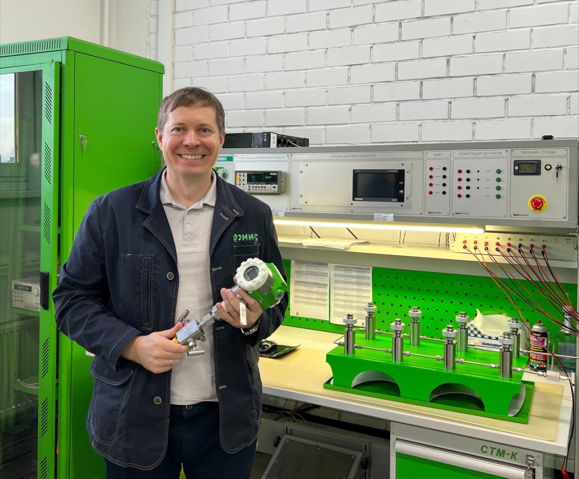 Начальник участка датчиков давления Павел Соболев с датчиком